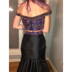 Flattering mermaid style prom dress!